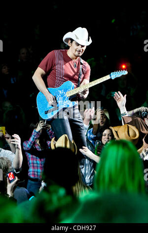 Gen 30, 2011 - Ottawa, Ontario, Canada - cantante country, Brad Paisley, suona dal vivo sul palco all'H20 ghiacciato Tour a Scotiabank Place di Ottawa, Ontario, Canada. (Credito Immagine: © Leon Svizz/Southcreek globale/ZUMAPRESS.com) Foto Stock