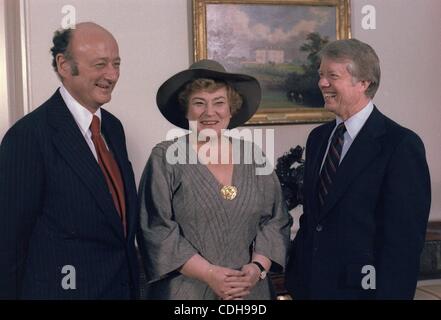 Gen 31, 2011 - Washington, Distretto di Columbia, Stati Uniti - (FILE) un file immagine datata 02 febbraio 1978, ci mostra il presidente Jimmy Carter (R) Sindaco di New York City ed Koch (L) e ex congressista Bella Abzug per discutere di New York City è la situazione finanziaria alla Casa Bianca di Washington, DC, Stati Uniti d'America. (Cr Foto Stock