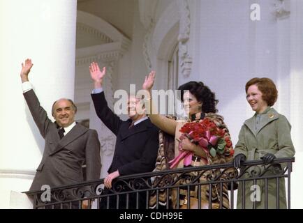 Gen 31, 2011 - Washington, Distretto di Columbia, Stati Uniti - (FILE) un file immagine datata 14 febbraio 1977, ci mostra il presidente Jimmy Carter (2L) e della prima Signora Rosalynn Carter (R) con il presidente messicano Jos≈ ω L'Äîpez Portillo (L) e sua moglie Carmen Romano de L'Äîpez Portillo (2R) alla Casa Bianca in W Foto Stock