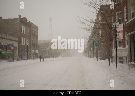 Feb 02, 2011 - Chicago, Illinois, Stati Uniti - Clark San a Chicago il lato nord quartiere Andersonville risiede nel slience mercoledì mattina. La tempesta di neve che ha scosso la midwest martedì notte ha lasciato che cosa sarebbe un vivace commutare su questa strada a un paese delle meraviglie invernali per cane per escursionisti. (Credito Ima Foto Stock