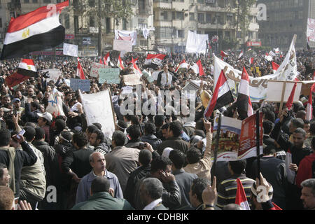 Dimostranti egiziani si riuniranno presso la piazza Tahrir al Cairo, capitale dell Egitto, Febbraio 2, 2011. Gli scontri sono scoppiati il mercoledì nella piazza principale del Cairo tra sostenitori e oppositori di sfortunati Presidente Hosni Mubarak, secondo i resoconti dei mass media. Foto di Karam Nasser Foto Stock