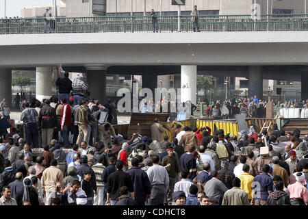 I dimostranti egiziani sono visti in ed intorno a piazza Tahrir, come sostenitori e oppositori del Presidente egiziano Hosni Mubarak si scontrano in alcune parti della piazza, il Cairo, capitale dell Egitto, Febbraio 3, 2011. Esercito egiziano sembrava essere il tentativo di impostare una linea per separare la pro-governo e opposizione manifestanti in Foto Stock