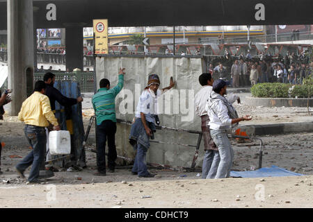 I dimostranti egiziani sono visti in ed intorno a piazza Tahrir, come sostenitori e oppositori del Presidente egiziano Hosni Mubarak si scontrano in alcune parti della piazza, il Cairo, capitale dell Egitto, Febbraio 3, 2011. Esercito egiziano sembrava essere il tentativo di impostare una linea per separare la pro-governo e opposizione manifestanti in Foto Stock