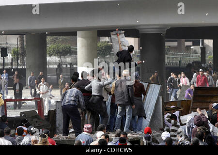 I dimostranti egiziani sono visti in ed intorno a piazza Tahrir, come sostenitori e oppositori del Presidente egiziano Hosni Mubarak si scontrano in alcune parti della piazza, il Cairo, capitale dell Egitto, Febbraio 3, 2011. Esercito egiziano sembrava essere il tentativo di impostare una linea per separare la pro-governo e opposizione manifestanti in Foto Stock
