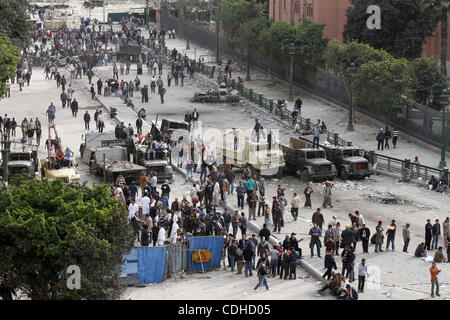 I dimostranti egiziani sono visti in ed intorno a piazza Tahrir, come sostenitori e oppositori del Presidente egiziano Hosni Mubarak si scontrano in alcune parti della piazza, il Cairo, capitale dell Egitto, Febbraio 3, 2011. Esercito egiziano sembrava essere il tentativo di impostare una linea per separare la pro-governo e opposizione manifestanti in Foto Stock