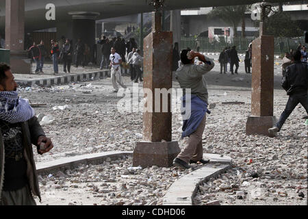 I dimostranti egiziani sono visti in ed intorno a piazza Tahrir, come sostenitori e oppositori del Presidente egiziano Hosni Mubarak si scontrano in alcune parti della piazza, il Cairo, capitale dell Egitto, Febbraio 3, 2011. Esercito egiziano sembrava essere il tentativo di impostare una linea per separare la pro-governo e opposizione manifestanti in Foto Stock