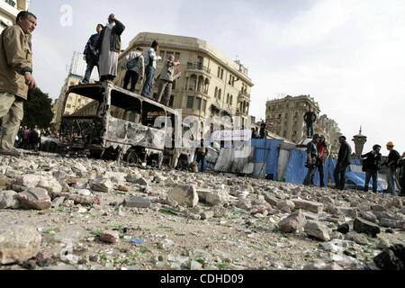 I dimostranti egiziani sono visti in ed intorno a piazza Tahrir, come sostenitori e oppositori del Presidente egiziano Hosni Mubarak si scontrano in alcune parti della piazza, il Cairo, capitale dell Egitto, Febbraio 3, 2011. Esercito egiziano sembrava essere il tentativo di impostare una linea per separare la pro-governo e opposizione manifestanti in Foto Stock