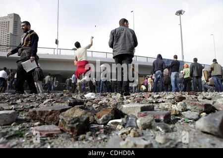 I dimostranti egiziani sono visti in ed intorno a piazza Tahrir, come sostenitori e oppositori del Presidente egiziano Hosni Mubarak si scontrano in alcune parti della piazza, il Cairo, capitale dell Egitto, Febbraio 3, 2011. Esercito egiziano sembrava essere il tentativo di impostare una linea per separare la pro-governo e opposizione manifestanti in Foto Stock