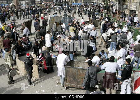 I dimostranti egiziani sono visti in ed intorno a piazza Tahrir, come sostenitori e oppositori del Presidente egiziano Hosni Mubarak si scontrano in alcune parti della piazza, il Cairo, capitale dell Egitto, Febbraio 3, 2011. Esercito egiziano sembrava essere il tentativo di impostare una linea per separare la pro-governo e opposizione manifestanti in Foto Stock