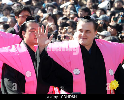 Febbraio 3, 2011 - Tokyo, Giappone - Professional lottatore di Sumo Baruto, dall'Estonia e Kisenosato frequentare il fagiolo-gettando cerimonia che celebra "etsubun', il giorno prima della calendric inizio di primavera presso Naritasan Shinshoji Temple il 3 febbraio 2011 a Narita, nella prefettura di Chiba, Giappone. È il Japa Foto Stock