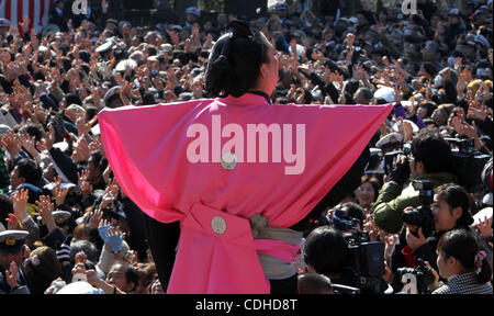 Febbraio 3, 2011 - Tokyo, Giappone - Professional lottatore di Sumo Kisenosato assiste il fagiolo-gettando cerimonia che celebra "etsubun', il giorno prima della calendric inizio di primavera presso Naritasan Shinshoji Temple il 3 febbraio 2011 a Narita, nella prefettura di Chiba, Giappone. È il giapponese personalizzato per buttare bea Foto Stock