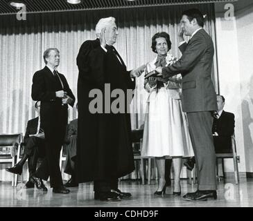 Febbraio 3, 2011 - Washington, Distretto di Columbia, Stati Uniti - (FILE) un file immagine datata 23 febbraio 1978, ci mostra il presidente Jimmy Carter (L) guardando il giuramento del direttore dell'FBI William H. Webster (R) dalla Suprema Corte giustizia principale Warren E. Burger (2L) come Webster's moglie Drusilla detiene una bibbia in Foto Stock