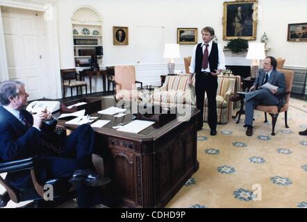 Febbraio 3, 2011 - Washington, Distretto di Columbia, Stati Uniti - (FILE) un file immagine datata 27 febbraio 1978, ci mostra il presidente Jimmy Carter (L) nel corso di un incontro con il Segretario Stampa Jody Powell (C) e il vice segretario stampa Rex Granum all Ufficio Ovale della Casa Bianca a Washington DC, Stati Uniti d'America. (Credito mi Foto Stock