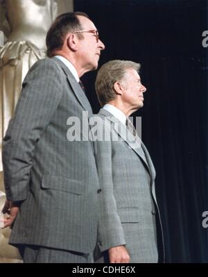 Febbraio 4, 2011 - Washington, Distretto di Columbia, Stati Uniti - (FILE) un file immagine datata 16 agosto 1979 ci mostra il presidente Jimmy Carter (R) con il Procuratore Generale Campana Griffin alla Casa Bianca di Washington, DC, Stati Uniti d'America. (Credito Immagine: © Carter Archives/ZUMAPRESS.com) Foto Stock