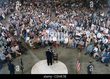 Febbraio 4, 2011 - Nashua, New Hampshire, Stati Uniti - (FILE) un file immagine datata 18 febbraio 1978, ci mostra il presidente Jimmy Carter che partecipano a un municipio incontro a Nashua.Senior High School di Nashua, New Hampshire, Stati Uniti d'America. (Credito Immagine: © Carter Archives/ZUMAPRESS.com) Foto Stock