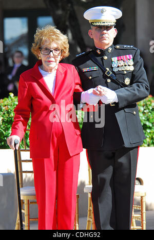 6 febbraio 2011 - Simi Valley, California, Stati Uniti - Ex noi la first lady NANCY REAGAN è scortato da Marine Corps Tenente Generale GEORGE J. Flynn come lei arriva presso il memoriale che serve come suo marito il luogo del riposo finale per deporre una corona durante il centenario celebrazione di compleanno per ex Foto Stock