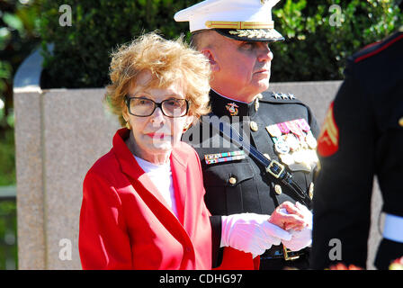6 febbraio 2011 - Simi Valley, California, Stati Uniti - Ex noi la first lady NANCY REAGAN è scortato da Marine Corps Tenente Generale GEORGE J. Flynn come lei arriva presso il memoriale che serve come suo marito il luogo del riposo finale per deporre una corona durante il centenario celebrazione di compleanno per ex Foto Stock