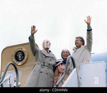 Febbraio 7, 2011 - Minneapolis, Minnesota, Stati Uniti - (FILE) un file immagine datata 23 ottobre 1977 ci mostra il presidente Jimmy Carter (R), il senatore Hubert Humphrey del Minnesota (L) e Muriel Humphrey come essi bordo Air Force One a Minneapolis, Minnesota, Stati Uniti d'America. (Credito Immagine: © Carter Archives/ZUMAPRESS.com) Foto Stock