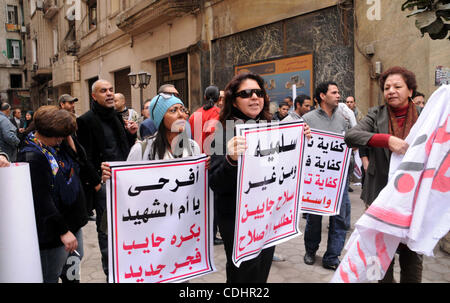 Artisti prendere parte al governo anti-dimostrazione in piazza Tahrir nel centro cittadino del Cairo, Egitto nel febbraio 10,2010. Piazza Tahrir ha assistito ad un esplosione di espressione politica e della libertà di parola poiché le proteste contro il governo ha iniziato a.. Foto di Ahmed Asad Foto Stock