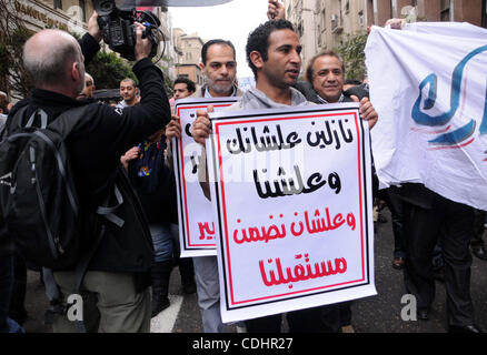 Artisti prendere parte al governo anti-dimostrazione in piazza Tahrir nel centro cittadino del Cairo, Egitto nel febbraio 10,2010. Piazza Tahrir ha assistito ad un esplosione di espressione politica e della libertà di parola poiché le proteste contro il governo ha iniziato a.. Foto di Ahmed Asad Foto Stock