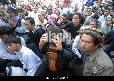 I sostenitori del radicale indonesiano chierico musulmano Abu Bakar Baasyir nella corte di Jakarta, Indonesia. Febbraio 10, 2011. Baasyir, 72, rivolta verso la pena di morte per il reato di terrorismo tasse, è accusato di sette conta di terrorismo relativi a una formazione paramilitare camp che è stato scoperto nel febbraio scorso nella provincia di Aceh Foto Stock