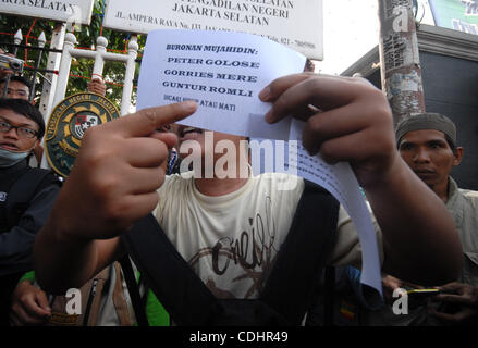 I sostenitori del radicale indonesiano chierico musulmano Abu Bakar Baasyir nella corte di Jakarta, Indonesia. Febbraio 10, 2011. Baasyir, 72, rivolta verso la pena di morte per il reato di terrorismo tasse, è accusato di sette conta di terrorismo relativi a una formazione paramilitare camp che è stato scoperto nel febbraio scorso nella provincia di Aceh Foto Stock