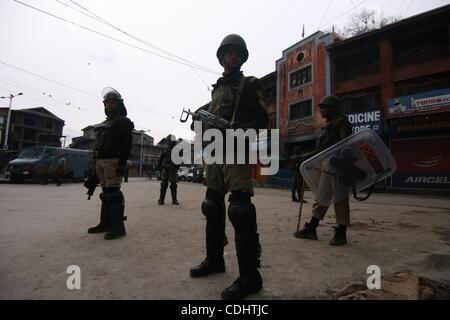 Feb 11, 2011 - Srinagar Kashmir, India - poliziotti di guardia durante uno scontro contrassegnare il ventisettesimo anniversario della morte di Jammu e Kashmir librazione (anteriore JKLF) fondatore Maqbool Bhat nella capitale estiva del Kashmir indiano. Kashmir leader seperatist e sostenitori chiamato per uno sciopero generale in ma Foto Stock