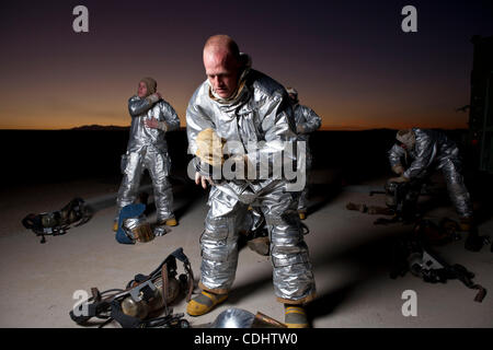 Feb 11, 2011 - MAGTFTC 29 palme, California, Stati Uniti - Stati Uniti Marines fight night time incendi di formazione del venerdì a Marina di Massa aria Task Force comando formazione 29 palme. (Credito Immagine: © Carl Costas/ZUMAPRESS.com) Foto Stock