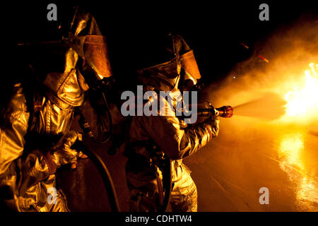 Feb 11, 2011 - MAGTFTC 29 palme, California, Stati Uniti - Stati Uniti Marines fight night time incendi di formazione del venerdì a Marina di Massa aria Task Force comando formazione 29 palme. (Credito Immagine: © Carl Costas/ZUMAPRESS.com) Foto Stock