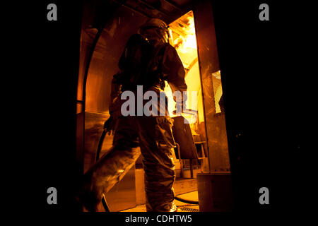 Feb 11, 2011 - MAGTFTC 29 palme, California, Stati Uniti - Stati Uniti Marines fight night time incendi di formazione del venerdì a Marina di Massa aria Task Force comando formazione 29 palme. (Credito Immagine: © Carl Costas/ZUMAPRESS.com) Foto Stock