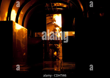 Feb 11, 2011 - MAGTFTC 29 palme, California, Stati Uniti - Stati Uniti Marines fight night time incendi di formazione del venerdì a Marina di Massa aria Task Force comando formazione 29 palme. (Credito Immagine: © Carl Costas/ZUMAPRESS.com) Foto Stock