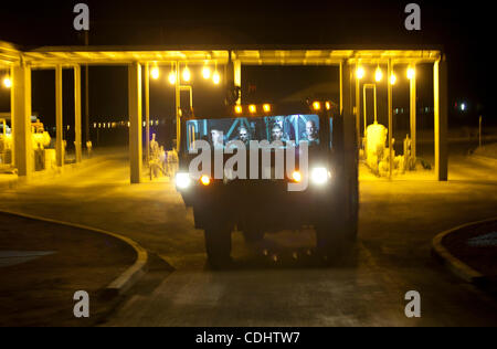 Feb 11, 2011 - MAGTFTC 29 palme, California, Stati Uniti - Stati Uniti Marines fight night time incendi di formazione del venerdì a Marina di Massa aria Task Force comando formazione 29 palme. (Credito Immagine: © Carl Costas/ZUMAPRESS.com) Foto Stock