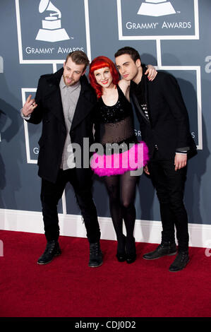 Feb 13, 2011 - Los Angeles, California, Stati Uniti - La banda Paramore (L-R) JEREMY DAVIS, HAYLEY WILLIAMS, E TAYLOR YORK, arriva per il Grammy Awards mostrano a Staples Center. (Credit: © Kevin Sullivan/ZUMAPRESS.com) Foto Stock