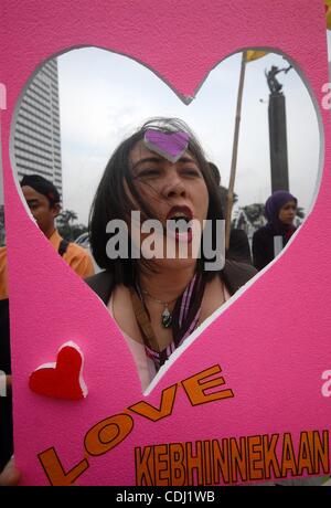 Feb 14, 2011 - Jakarta, Indonesia - la coalizione per le donne amare la pace attivisti durante un raduno di pace il giorno di San Valentino. In Indonesia le donne amate la pace attivisti della coalizione di condannare con fermezza gli atti di violenza compiuti nel nome della religione. I dimostranti esigono il Yudhoyono di governo di prendere responsa Foto Stock