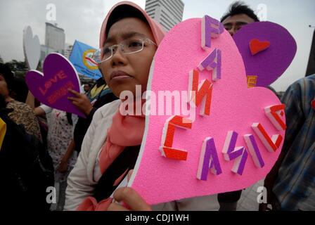 Feb 14, 2011 - Jakarta, Indonesia - la coalizione per le donne amare la pace attivisti durante un raduno di pace il giorno di San Valentino. In Indonesia le donne amate la pace attivisti della coalizione di condannare con fermezza gli atti di violenza compiuti nel nome della religione. I dimostranti esigono il Yudhoyono di governo di prendere responsa Foto Stock