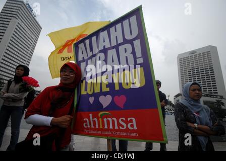 Feb 14, 2011 - Jakarta, Indonesia - la coalizione per le donne amare la pace attivisti durante un raduno di pace il giorno di San Valentino. In Indonesia le donne amate la pace attivisti della coalizione di condannare con fermezza gli atti di violenza compiuti nel nome della religione. I dimostranti esigono il Yudhoyono di governo di prendere responsa Foto Stock