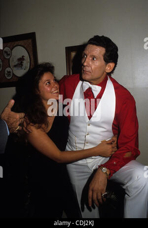 Febbraio 14, 2011 - Memphis, TN, Stati Uniti d'America - Jerry Lee Lewis con Kerrie McCarver, 1986 celebrazione di compleanno File foto (credito Immagine: © Robin Nelson/ZUMAPRESS.com) Foto Stock