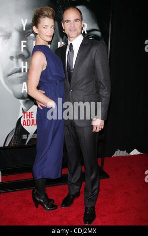 Febbraio 14, 2011 - New York New York, Stati Uniti - MICHAEL KELLY arriva per la premiere del ''l'adeguamento Bureau" al Teatro Ziegfeld a New York il 14 febbraio 2011. ... K67605SN(Immagine di credito: © Sharon Neetles/Globe foto/ZUMAPRESS.com) Foto Stock