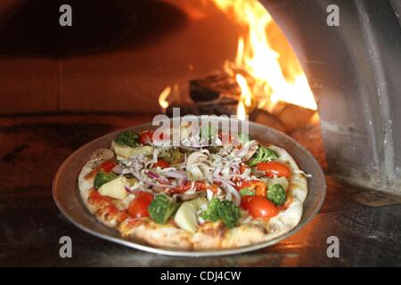 Feb 16, 2011 - Manhattan, New York, Stati Uniti - Forno di mattoni Pizza al pick & Mangiare ristorante situato a 4179 Broadway corner di 177th Street a Manhattan. (Credito Immagine: © Mariela Lombard/ZUMAPRESS.com) Foto Stock