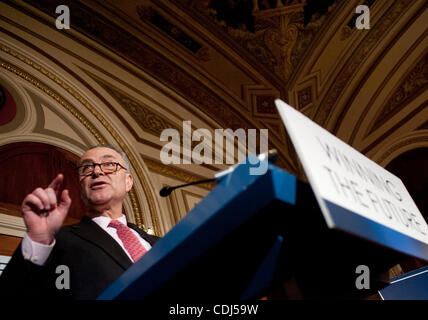 Feb 16, 2011 - Washington, Distretto di Columbia, Stati Uniti - Il senatore CHUCK SCHUMER (D-NY) nel corso di una conferenza stampa a svelare un programma economico che bilancia gli investimenti con la riduzione del disavanzo. (Credito Immagine: © Pete Marovich/ZUMAPRESS.com) Foto Stock