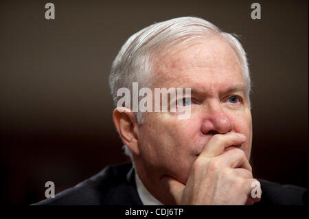 Feb 17, 2011 - Washington, Distretto di Columbia, Stati Uniti - .Il Segretario alla Difesa Robert Gates testimonia prima di un senato di servizi armati audizione del Comitato per la difesa di richiesta di autorizzazione per il FY2012. Gates' ha osservato all' udienza che le prospettive per la chiusura del centro di detenzione dei prigionieri a Guantánamo Bay erano bassi. ( Foto Stock