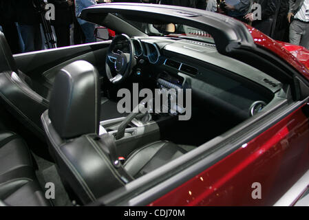 Febbraio 17, 2011 - Toronto, Ontario, Canada - la GM Chevrolet Camaro Cabrio sul display al Canadian International Auto Show media day al Metro Convention Centre di Toronto. (Credito Immagine: © Steve Dormer Southcreek/Global/ZUMAPRESS.com) Foto Stock