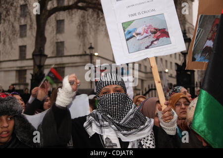 Feb 22, 2011 - Londra, Inghilterra, Regno Unito - Migliaia di persone hanno manifestato al di fuori di Downing Street a Whitehall per chiamare il governo britannico a mettere pressione su Gheddafi per fermare il massacro dei manifestanti libico. (Credito Immagine: &#169; Medyan Dairieh/ZUMAPRESS.com) Foto Stock