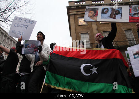 Feb 22, 2011 - Londra, Inghilterra, Regno Unito - Migliaia di persone hanno manifestato al di fuori di Downing Street a Whitehall per chiamare il governo britannico a mettere pressione su Gheddafi per fermare il massacro dei manifestanti libico. (Credito Immagine: &#169; Medyan Dairieh/ZUMAPRESS.com) Foto Stock