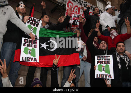 Feb 22, 2011 - Londra, Inghilterra, Regno Unito - Migliaia di persone hanno manifestato al di fuori di Downing Street a Whitehall per chiamare il governo britannico a mettere pressione su Gheddafi per fermare il massacro dei manifestanti libico. (Credito Immagine: &#169; Medyan Dairieh/ZUMAPRESS.com) Foto Stock