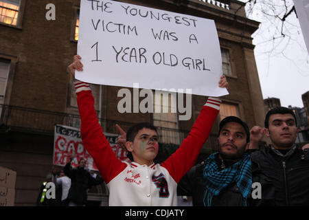 Feb 22, 2011 - Londra, Inghilterra, Regno Unito - Migliaia di persone hanno manifestato al di fuori di Downing Street a Whitehall per chiamare il governo britannico a mettere pressione su Gheddafi per fermare il massacro dei manifestanti libico. (Credito Immagine: &#169; Medyan Dairieh/ZUMAPRESS.com) Foto Stock