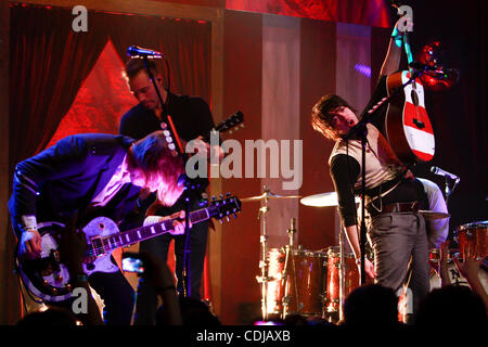 Feb 22, 2011 - New York New York, Stati Uniti - TOM HIGGENSON, lead vocals e KEN FLETCHER, chitarra e back up vocals per la banda bianca comune T effettuando al Highline Ballroom di New York City. (Credito Immagine: &#169; Rahav Segev/ZUMAPRESS.com) Foto Stock