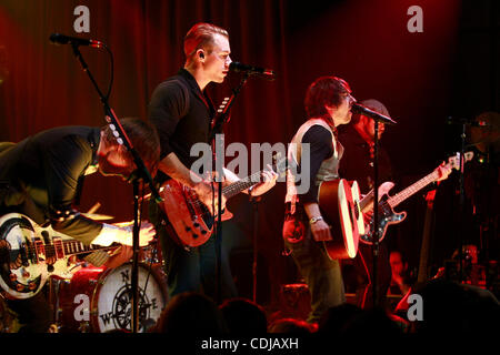 Feb 22, 2011 - New York New York, Stati Uniti - TOM HIGGENSON, lead vocals e KEN FLETCHER, chitarra e back up vocals per la banda bianca comune T effettuando al Highline Ballroom di New York City. (Credito Immagine: &#169; Rahav Segev/ZUMAPRESS.com) Foto Stock