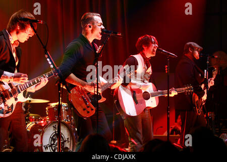 Feb 22, 2011 - New York New York, Stati Uniti - TOM HIGGENSON, lead vocals e KEN FLETCHER, chitarra e back up vocals per la banda bianca comune T effettuando al Highline Ballroom di New York City. (Credito Immagine: &#169; Rahav Segev/ZUMAPRESS.com) Foto Stock