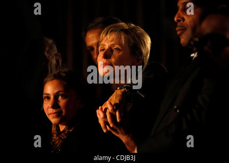 Feb 22, 2011 - Chicago, Illinois, Stati Uniti - Figlia Lia Emanuel e sua moglie Amy regola guarda come Rahm si prepara a dare un discorso vittoria dopo aver vinto il Chicago mayoral elezione. (Credito Immagine: © Nathan Weber/ZUMApress.com) Foto Stock